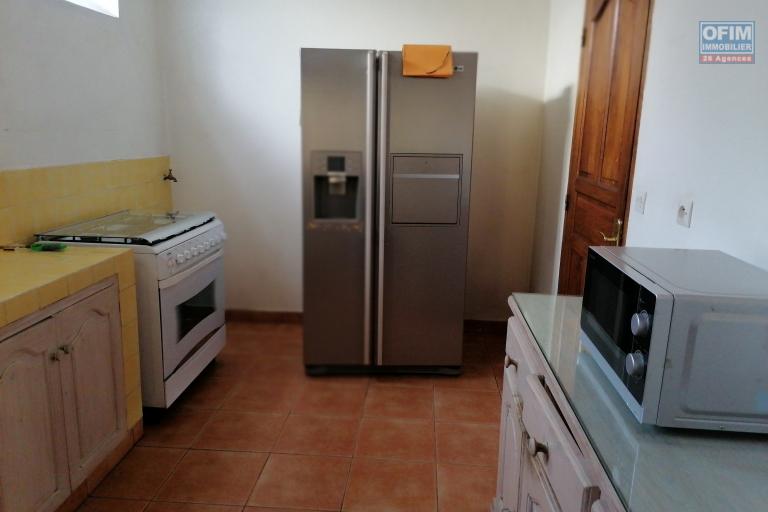 À louer une villa à étage entièrement meublée de type F4 dans un quartier calme et sécurisé avec vues sur le lac non loin de l’aéroport Ivato et l’école primaire française C.