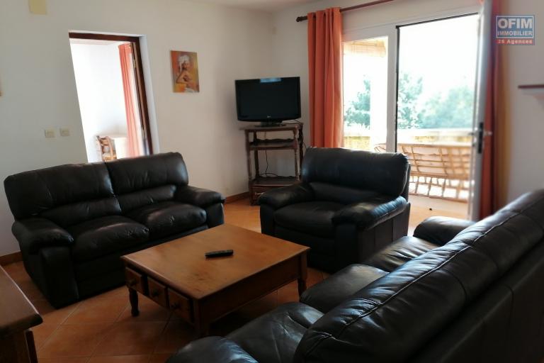 À louer une villa à étage entièrement meublée de type F4 dans un quartier calme et sécurisé avec vues sur le lac non loin de l’aéroport Ivato et l’école primaire française C.