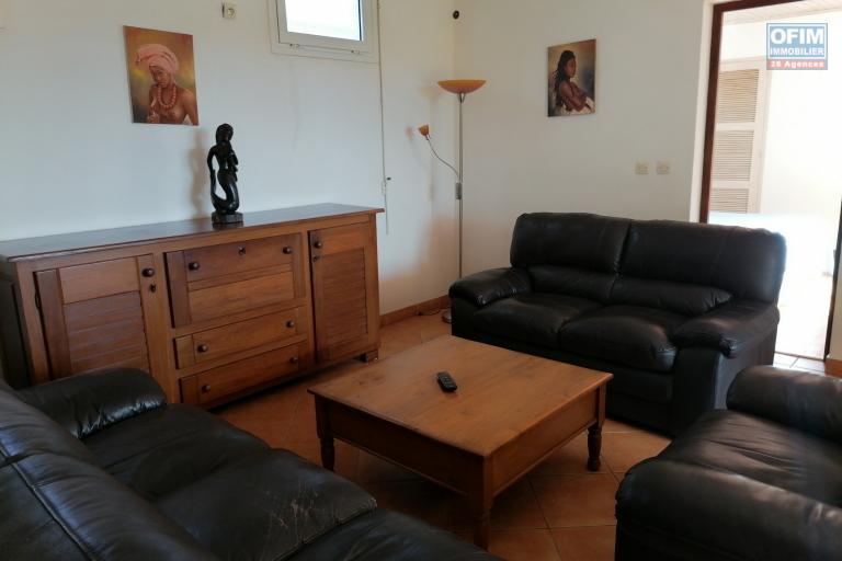 À louer une villa à étage entièrement meublée de type F4 dans un quartier calme et sécurisé avec vues sur le lac non loin de l’aéroport Ivato et l’école primaire française C.