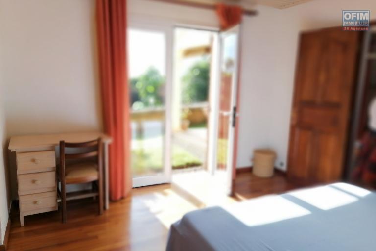 À louer une villa à étage entièrement meublée de type F4 dans un quartier calme et sécurisé avec vues sur le lac non loin de l’aéroport Ivato et l’école primaire française C.
