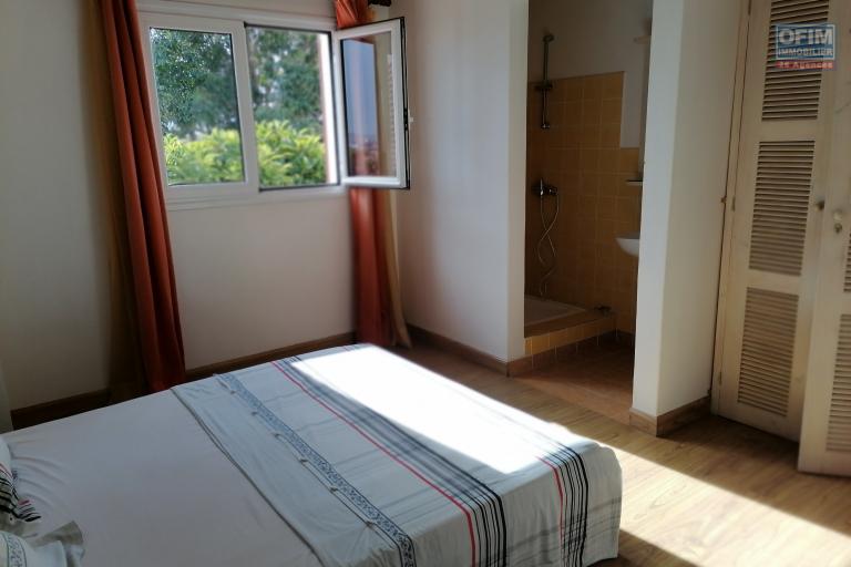 À louer une villa à étage entièrement meublée de type F4 dans un quartier calme et sécurisé avec vues sur le lac non loin de l’aéroport Ivato et l’école primaire française C.