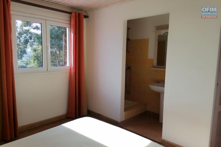 À louer une villa à étage entièrement meublée de type F4 dans un quartier calme et sécurisé avec vues sur le lac non loin de l’aéroport Ivato et l’école primaire française C.