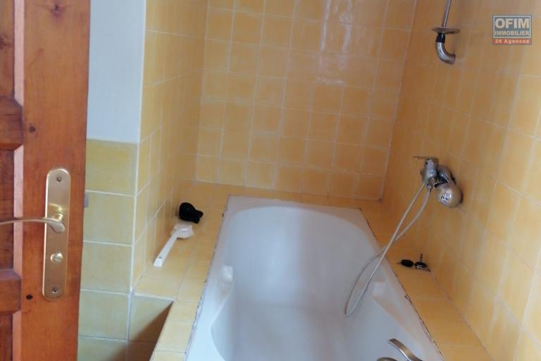 À louer une villa à étage entièrement meublée de type F4 dans un quartier calme et sécurisé avec vues sur le lac non loin de l’aéroport Ivato et l’école primaire française C.