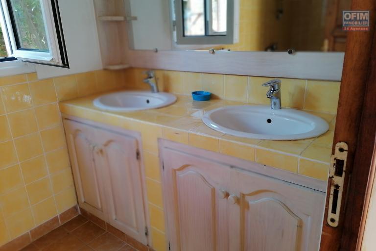 À louer une villa à étage entièrement meublée de type F4 dans un quartier calme et sécurisé avec vues sur le lac non loin de l’aéroport Ivato et l’école primaire française C.