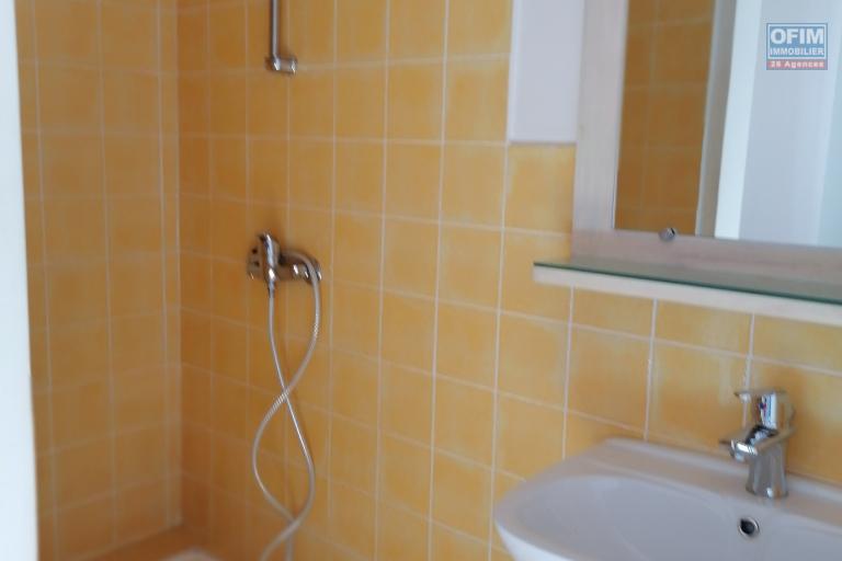 À louer une villa à étage entièrement meublée de type F4 dans un quartier calme et sécurisé avec vues sur le lac non loin de l’aéroport Ivato et l’école primaire française C.