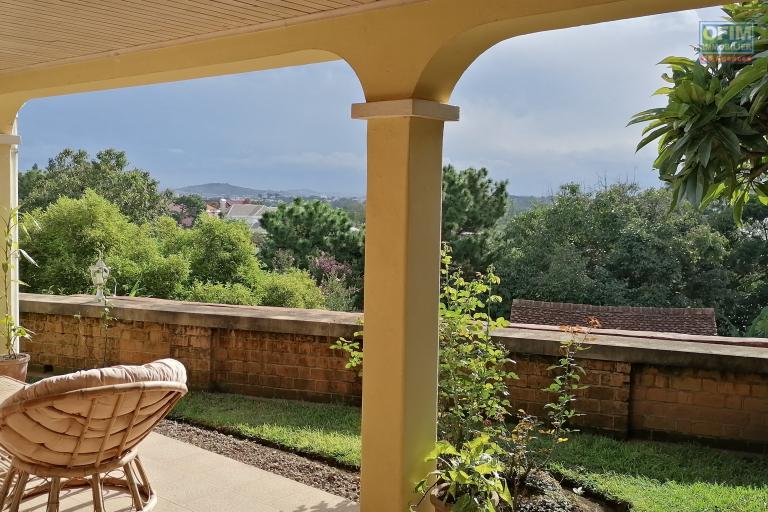 À louer une villa à étage entièrement meublée de type F4 dans un quartier calme et sécurisé avec vues sur le lac non loin de l’aéroport Ivato et l’école primaire française C.