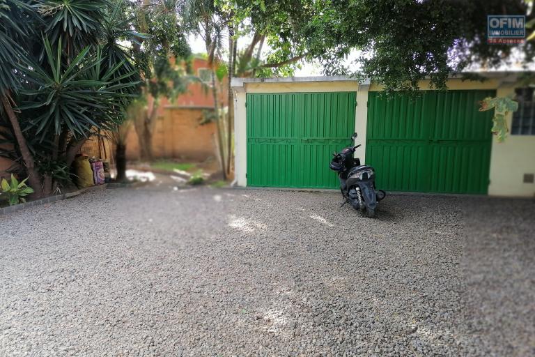 À louer une villa à étage entièrement meublée de type F4 dans un quartier calme et sécurisé avec vues sur le lac non loin de l’aéroport Ivato et l’école primaire française C.