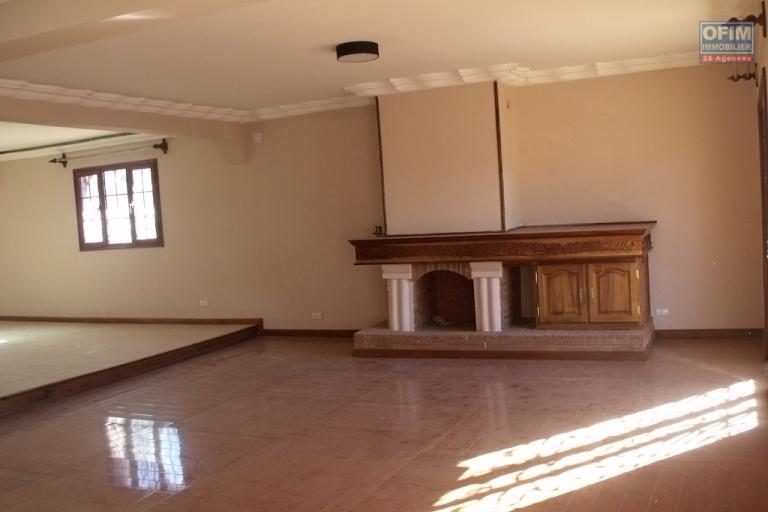 A louer une maison  F5 sur 3 niveaux, idéale pour une chambre d'hôte à Ambohibao Antehiroka