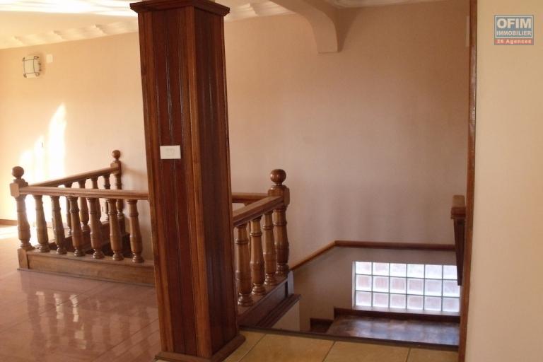 A louer une maison  F5 sur 3 niveaux, idéale pour une chambre d'hôte à Ambohibao Antehiroka