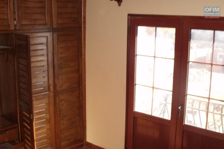 A louer une maison  F5 sur 3 niveaux, idéale pour une chambre d'hôte à Ambohibao Antehiroka