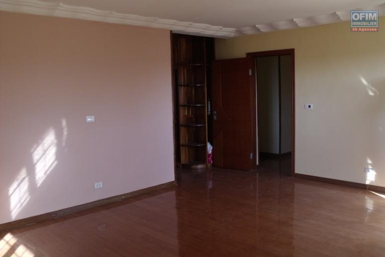 A louer une maison  F5 sur 3 niveaux, idéale pour une chambre d'hôte à Ambohibao Antehiroka