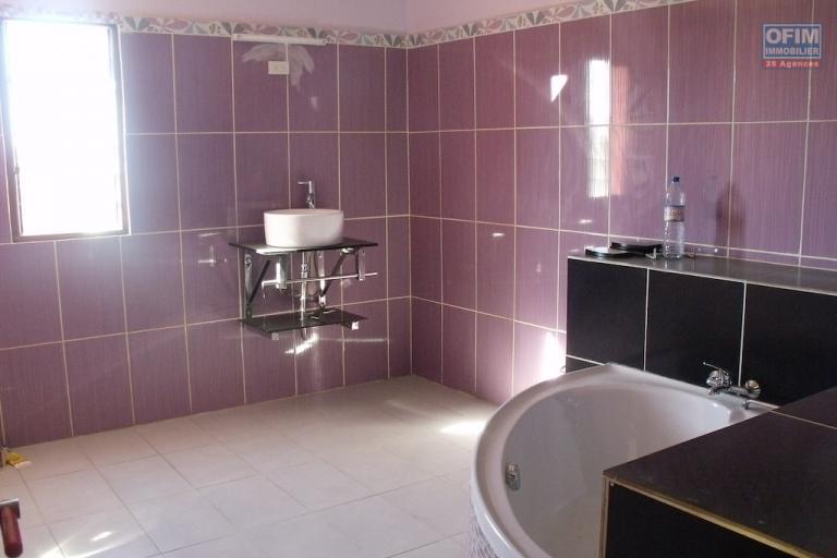 A louer une maison  F5 sur 3 niveaux, idéale pour une chambre d'hôte à Ambohibao Antehiroka