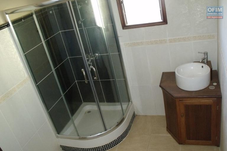 A louer une maison  F5 sur 3 niveaux, idéale pour une chambre d'hôte à Ambohibao Antehiroka