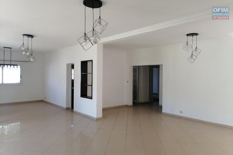 À louer 3 appartements de standing type T4 à proximité du centre commercial Leader Price et l'ambassade américain sis à Ambohibao