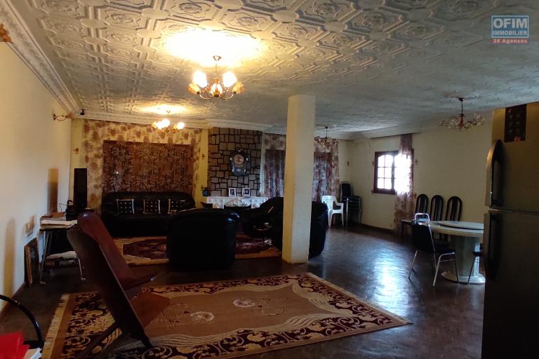 PRIX EN BAISSE pour cette  propri&eacute;t&eacute; de 789m2   avec une maison F6  &agrave; r&eacute;nover proche de toutes les commodit&eacute;s &agrave; ivandry