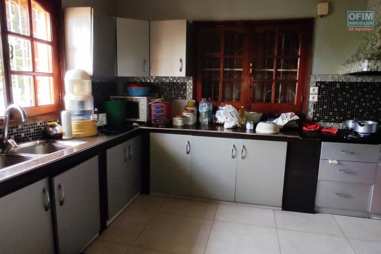 PRIX EN BAISSE pour cette  propriété de 789m2   avec une maison F6  à rénover proche de toutes les commodités à ivandry 0340221869