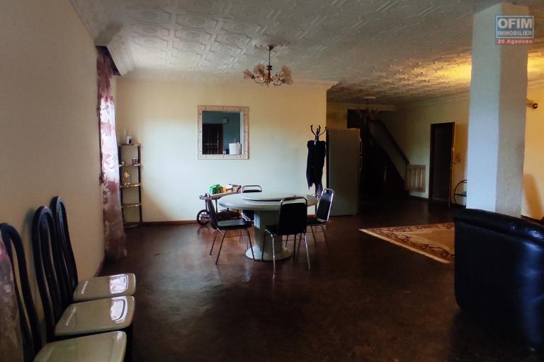 PRIX EN BAISSE pour cette  propriété de 789m2   avec une maison F6  à rénover proche de toutes les commodités à ivandry 0340221869