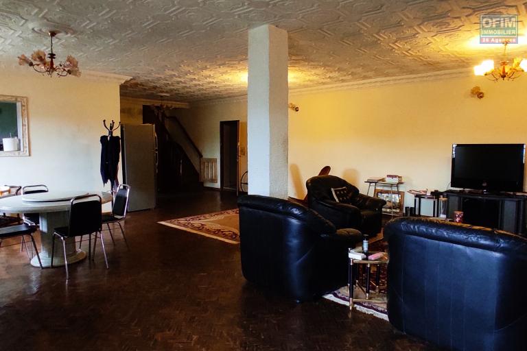 PRIX EN BAISSE pour cette  propriété de 789m2   avec une maison F6  à rénover proche de toutes les commodités à ivandry 0340221869