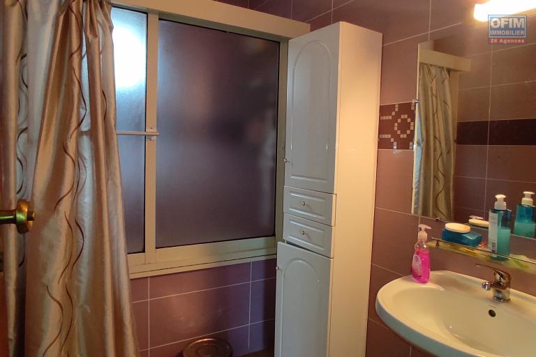 PRIX EN BAISSE pour cette  propri&eacute;t&eacute; de 789m2   avec une maison F6  &agrave; r&eacute;nover proche de toutes les commodit&eacute;s &agrave; ivandry