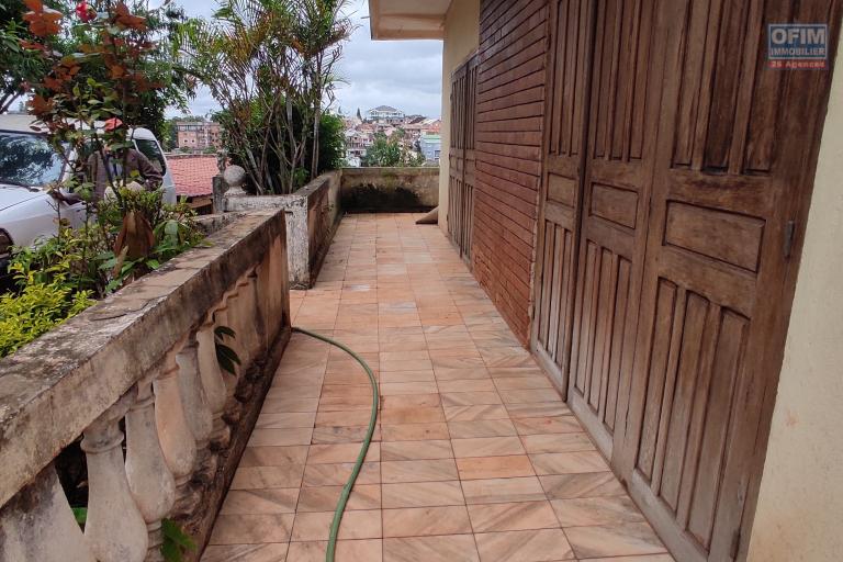 PRIX EN BAISSE pour cette  propri&eacute;t&eacute; de 789m2   avec une maison F6  &agrave; r&eacute;nover proche de toutes les commodit&eacute;s &agrave; ivandry