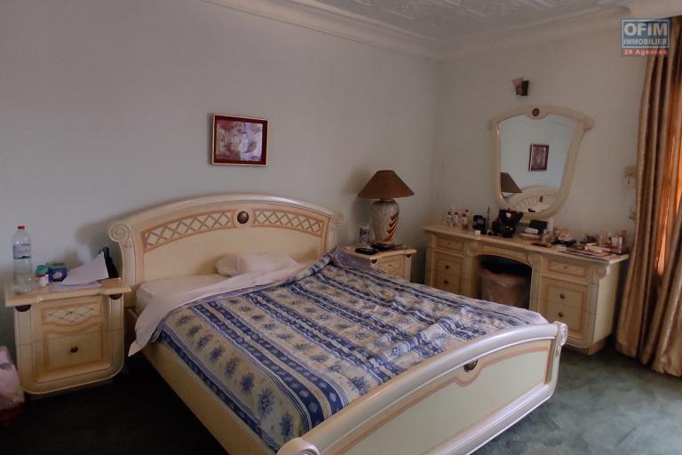 PRIX EN BAISSE pour cette  propriété de 789m2   avec une maison F6  à rénover proche de toutes les commodités à ivandry 0340221869