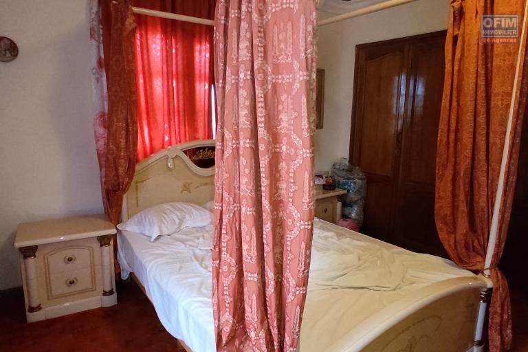 PRIX EN BAISSE pour cette  propriété de 789m2   avec une maison F6  à rénover proche de toutes les commodités à ivandry 0340221869