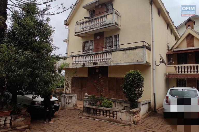 PRIX EN BAISSE pour cette  propriété de 789m2   avec une maison F6  à rénover proche de toutes les commodités à ivandry 0340221869