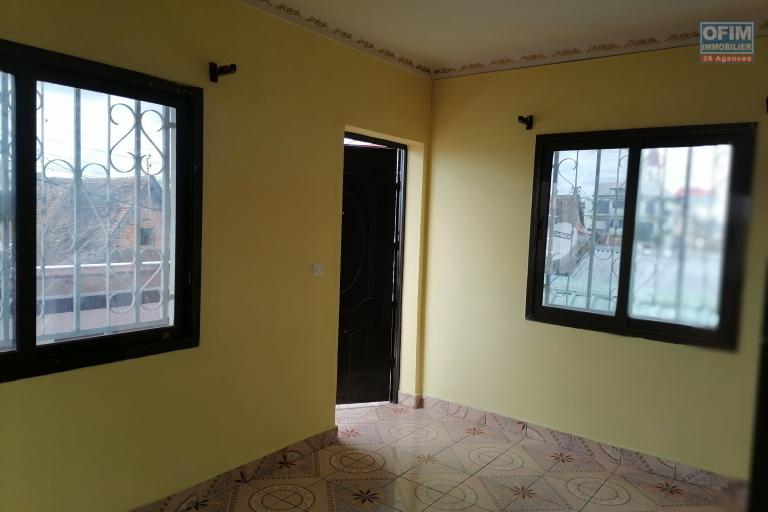 À louer une maison de R+3 de type F7 bord de route principale idéal pour usage mixte sis à Ambohibao