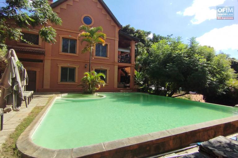 Chambre d'hôtes dans une magnifique villa da style traditionnel avec piscine à Manjaka-Ilafy