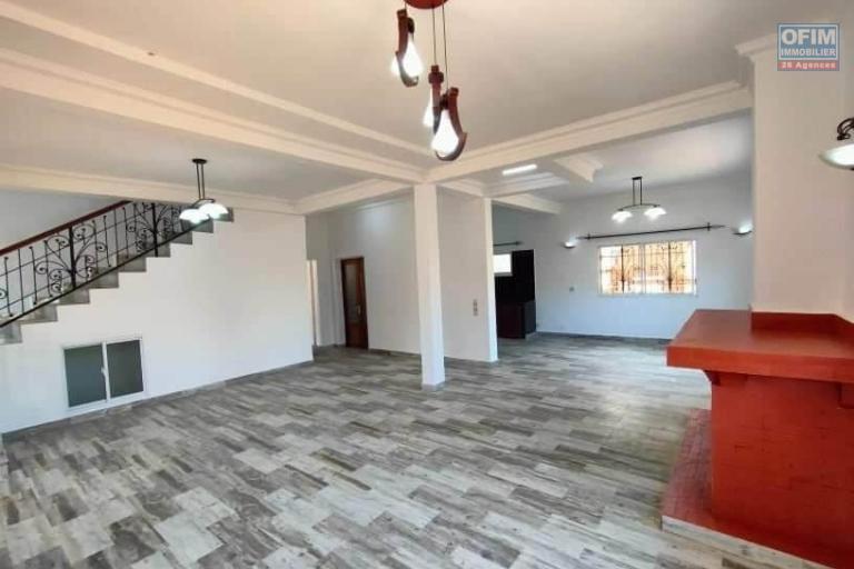 À louer une villa moderne à étage de type F4 dans un quartier calme de Maibahoaka avec accès facile non loin du centre commercial Shopprite et Score, et à 5 mn de l’aéroport Ivato ( NON DISPONIBLE )