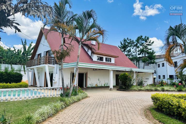OFIM immobilier loue une charmante villa à étage avec piscine sur un terrain de 1 800m2 dans un quartier calme en bord de route d'Ambohibao