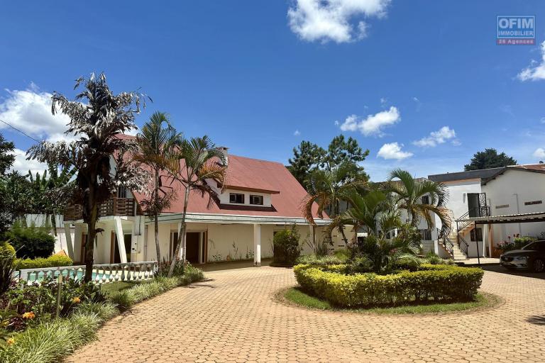 OFIM immobilier loue une charmante villa à étage avec piscine sur un terrain de 1 800m2 dans un quartier calme en bord de route d'Ambohibao