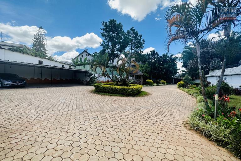 OFIM immobilier loue une charmante villa à étage avec piscine sur un terrain de 1 800m2 dans un quartier calme en bord de route d'Ambohibao