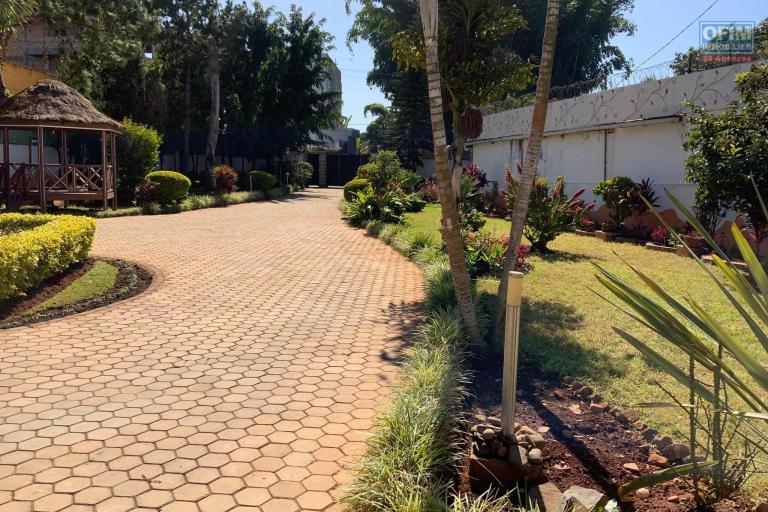 OFIM immobilier loue une charmante villa à étage avec piscine sur un terrain de 1 800m2 dans un quartier calme en bord de route d'Ambohibao