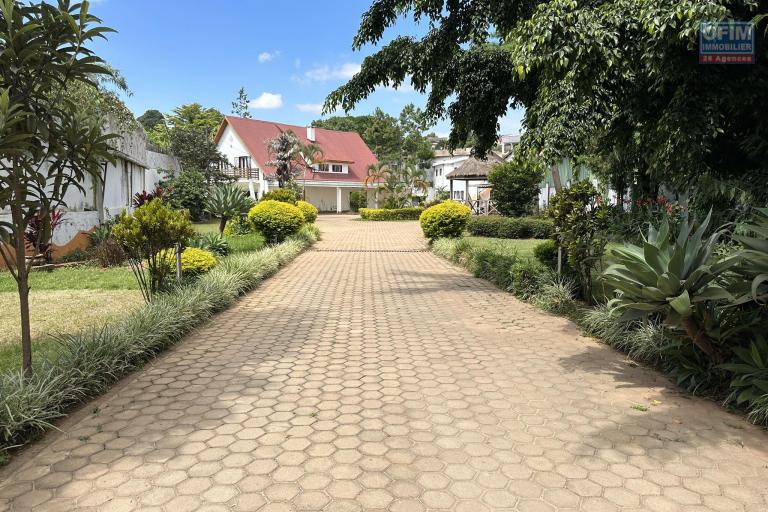 OFIM immobilier loue une charmante villa à étage avec piscine sur un terrain de 1 800m2 dans un quartier calme en bord de route d'Ambohibao