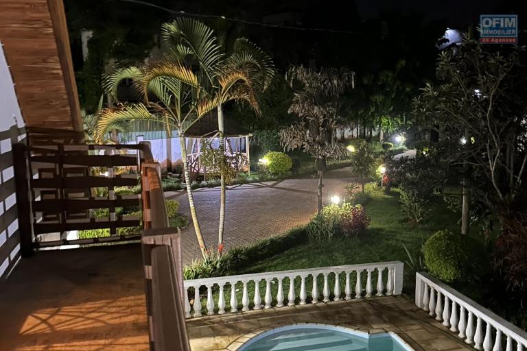 OFIM immobilier loue une charmante villa à étage avec piscine sur un terrain de 1 800m2 dans un quartier calme en bord de route d'Ambohibao