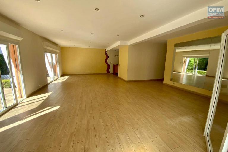 OFIM immobilier loue une charmante villa à étage avec piscine sur un terrain de 1 800m2 dans un quartier calme en bord de route d'Ambohibao