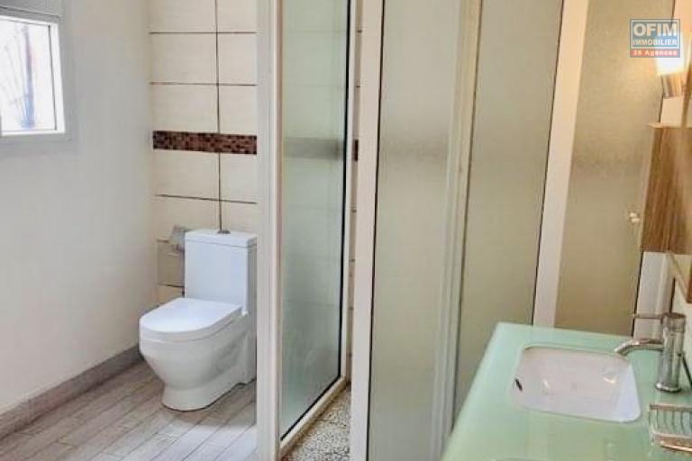 OFIM immobilier loue une charmante villa à étage avec piscine sur un terrain de 1 800m2 dans un quartier calme en bord de route d'Ambohibao