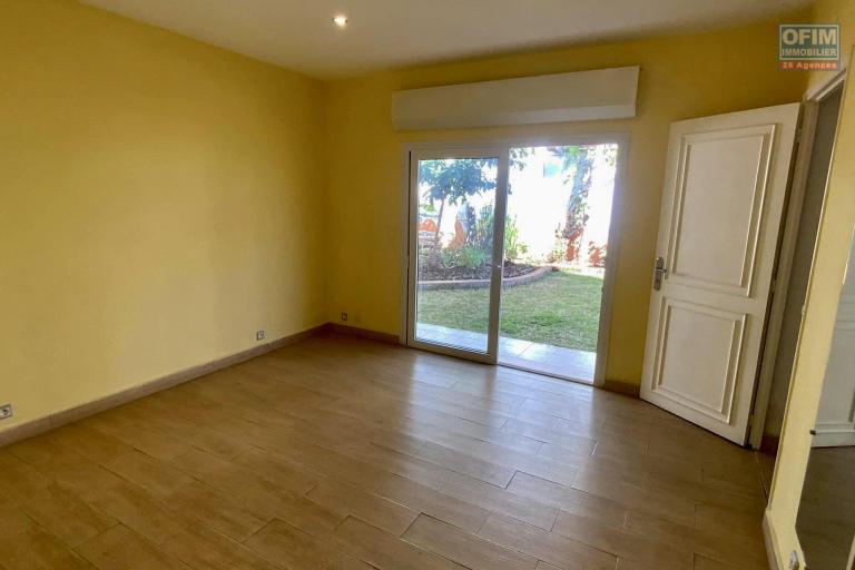 OFIM immobilier loue une charmante villa à étage avec piscine sur un terrain de 1 800m2 dans un quartier calme en bord de route d'Ambohibao
