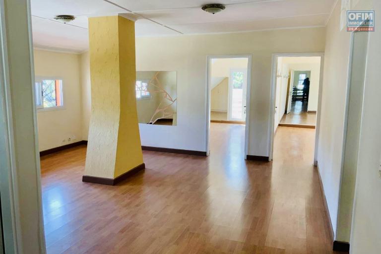 OFIM immobilier loue une charmante villa à étage avec piscine sur un terrain de 1 800m2 dans un quartier calme en bord de route d'Ambohibao