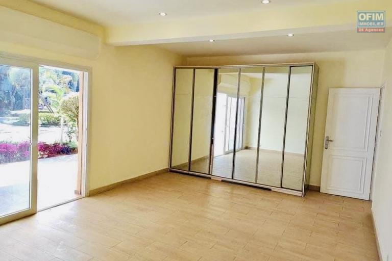 OFIM immobilier loue une charmante villa à étage avec piscine sur un terrain de 1 800m2 dans un quartier calme en bord de route d'Ambohibao