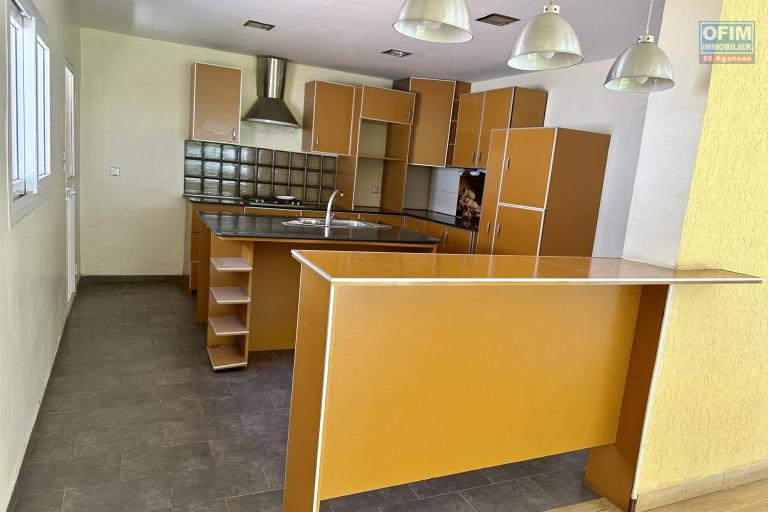 OFIM immobilier loue une charmante villa à étage avec piscine sur un terrain de 1 800m2 dans un quartier calme en bord de route d'Ambohibao
