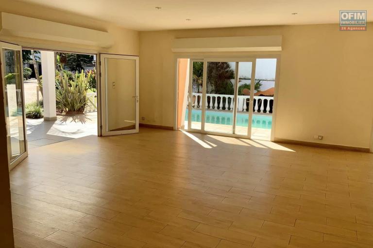 OFIM immobilier loue une charmante villa à étage avec piscine sur un terrain de 1 800m2 dans un quartier calme en bord de route d'Ambohibao