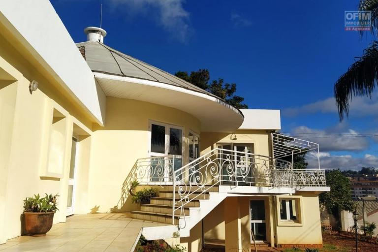 Vente d'une spacieuse maison avec 250m2 habitable sur un terrain de 1200m2 dans un quartier résidentiel  à Ankerana
