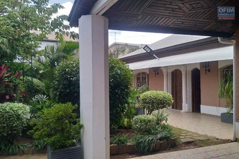 OFIM immobilier offre en location une charmante villa basse de 3 chambres et 1 living lumineux et spacieux sur Ambohitrarahaba Androhibe.LOUE