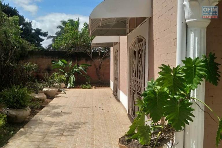 OFIM immobilier offre en location une charmante villa basse de 3 chambres et 1 living lumineux et spacieux sur Ambohitrarahaba Androhibe