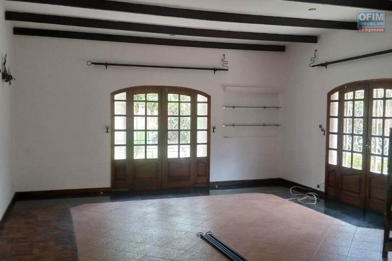 OFIM immobilier offre en location une charmante villa basse de 3 chambres et 1 living lumineux et spacieux sur Ambohitrarahaba Androhibe
