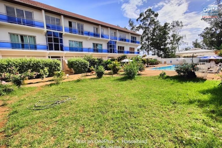 A vendre immeuble de 2 &eacute;tages avec piscine &agrave; ivato. Contact Mr Jacky 034 02 443 04