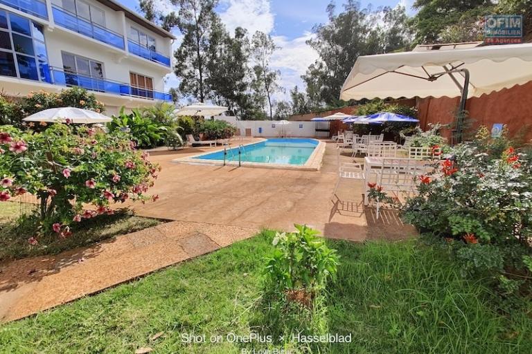 A vendre immeuble de 2 &eacute;tages avec piscine &agrave; ivato. Contact Mr Jacky