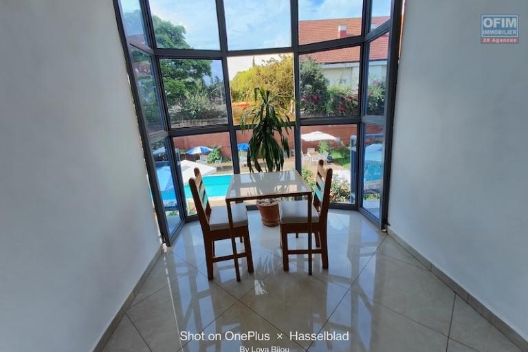 A vendre immeuble de 2 &eacute;tages avec piscine &agrave; ivato. Contact Mr Jacky 034 02 443 04